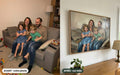 Avant / après : photo de famille sur le canapé et son portrait effet peinture à l'huile sur toile